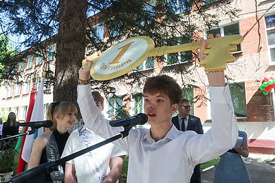 Последние звонки для выпускников 9-х и 11-х классов прозвенели по всей Беларуси