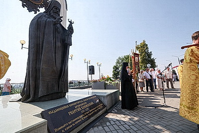Более 500 человек собрались у памятника Георгию Конисскому в Могилеве на памятный молебен