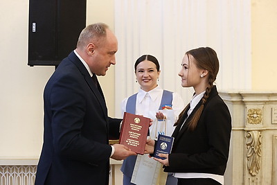\"Люблю нашу страну за спокойствие, традиции и природу\". В Брестской области вручили паспорта лучшим учащимся
