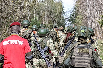 Не только в строю, но и в бою: комбинированный марш-бросок для военнослужащих девушек прошел в Чаусском районе