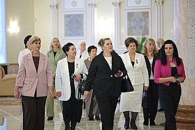 Для участников форума \"Женщина и будущее деревни\" провели экскурсию во Дворце Независимости