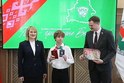 \"Каждый рад получить тут паспорт\". Всебелорусская акция \"Мы - граждане Беларуси!\" прошла в ЦИК 