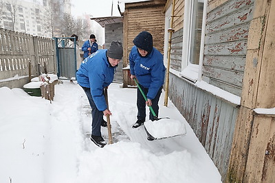 Помогают пожилым и чистят территории. К уборке снега присоединилась молодежь
