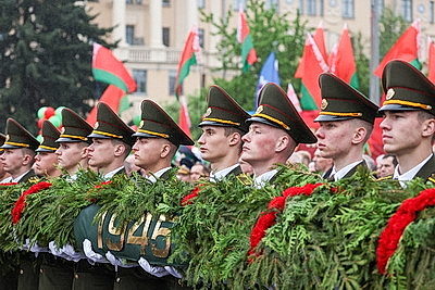 Лукашенко возложил венок к монументу Победы в Минске