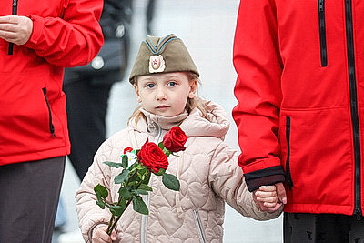 Народное возложение цветов к монументу Победы проходит в Минске