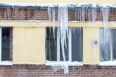 Коммунальщики очищают крыши от снега и сосулек