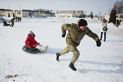 Домашние блины, конкурсы и приятные сюрпризы. В воинской части в Могилеве встретили Масленицу