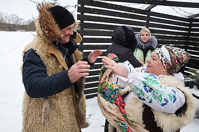 Колядное волшебство. Как в Могилевском районе встречают туристов из разных стран