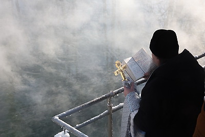 Православные верующие празднуют Крещение Господне