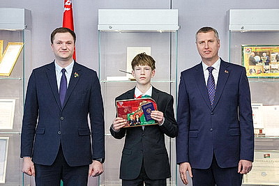 Крутой - школьникам: паспорт - это документ, в котором встречается ваша личная история и корни всей страны