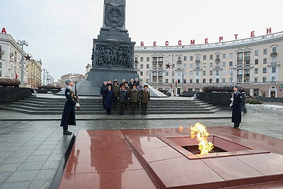 К монументу Победы возложили цветы в День защитников Отечества