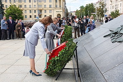 Автопробег \"Города-герои - города Героев\" по территории Беларуси стартовал от площади Победы в Минске