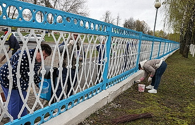 Республиканский субботник: руководство и жители Гомельщины участвовали в ремонте Мозырского роддома