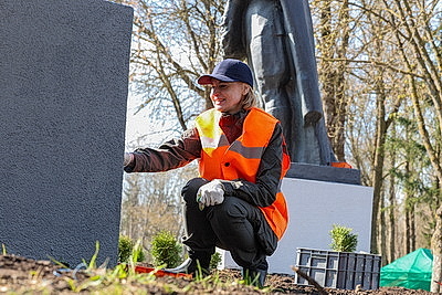 Республиканский субботник: премьер-министр принял участие в благоустройстве братской могилы в Минском районе