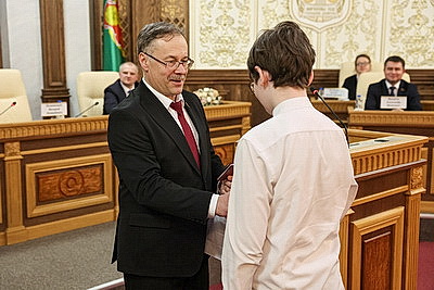 \"Гордимся тем, что нам выпала такая честь\". В Верховном Суде столичным школьникам вручили первые паспорта