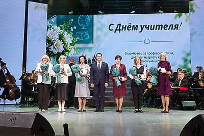 Учителя продолжают принимать поздравления в преддверии профессионального праздника