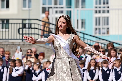 Последние звонки для выпускников 9-х и 11-х классов прозвенели по всей Беларуси