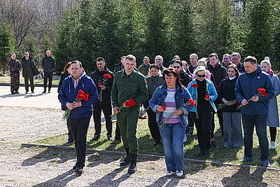 Республиканский субботник: коллектив Администрации Президента принял участие в благоустройстве мемориального комплекса и посадке леса