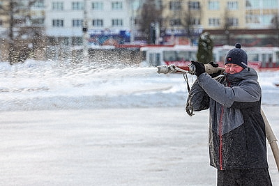 В Витебске на площади Победы заливают каток