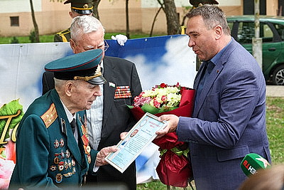 Ветераны Великой Отечественной войны принимают поздравления с 9 Мая
