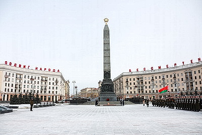 Парламентская делегация Зимбабве возложила венок и цветы к монументу Победы в Минске