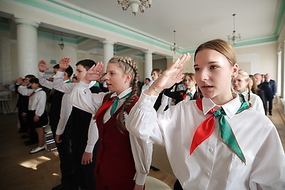 Паспорта лучшим учащимся из Минской области вручили в старейшей гимназии страны