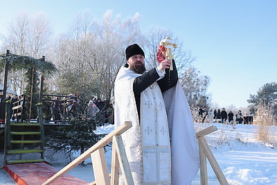 Православные верующие празднуют Крещение Господне