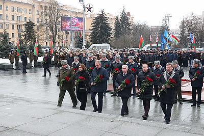 К монументу Победы возложили цветы в День защитников Отечества