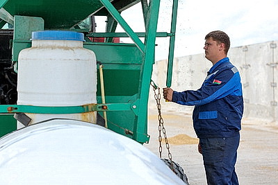 Процесс плющения зерна в Ветковском районе