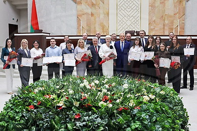 \"Вы выстраиваете открытый диалог между обществом и властью\". Сотрудников СМИ наградили в Палате представителей