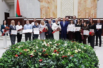 \"Вы выстраиваете открытый диалог между обществом и властью\". Сотрудников СМИ наградили в Палате представителей