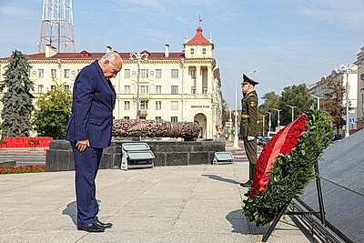 Глава МИД Алжира возложил венок к монументу Победы в Минске