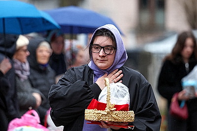 Православные верующие освящают пасхальную трапезу в храмах Беларуси