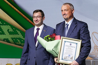 Сотрудников СМИ наградило руководство Минска
