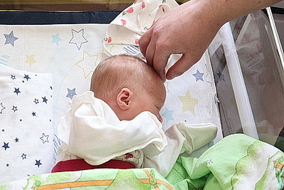 \"Лучше нет новости, чем когда рождаются малыши\". Эйсмонт передала подарки от Президента мамам, родившим 1 января