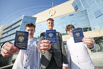 \"Гордимся тем, что нам выпала такая честь\". В Верховном Суде столичным школьникам вручили первые паспорта