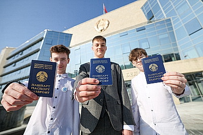 \"Гордимся тем, что нам выпала такая честь\". В Верховном Суде столичным школьникам вручили первые паспорта