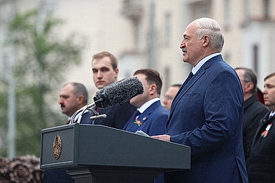 Лукашенко возложил венок к монументу Победы в Минске