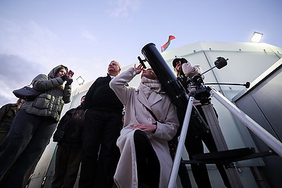 Ночные экскурсии и мастер-классы по каллиграфии: как встретили \"Библионочь\" в Национальной библиотеке Беларуси