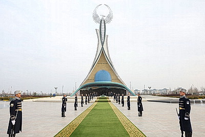 Турчин возложил венок к монументу Независимости в Ташкенте