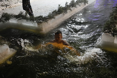 Православные верующие празднуют Крещение Господне