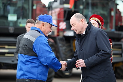 Техника к жатве: хозяйства Минской области получили 100 новых комбайнов