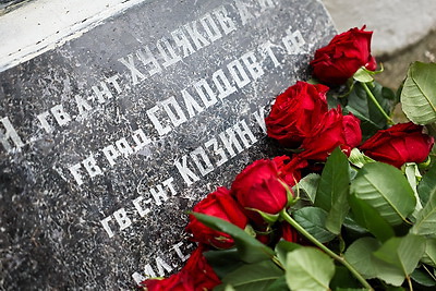 \"Почтить память предков и показать пример другим\". В Беларуси стартовал проект \"Цветы Великой Победы\"