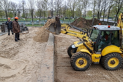 Республиканский субботник: руководство и жители Гомельщины участвовали в ремонте Мозырского роддома