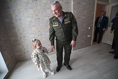 Ключи от арендных квартир получили 60 семей военнослужащих Борисовского гарнизона