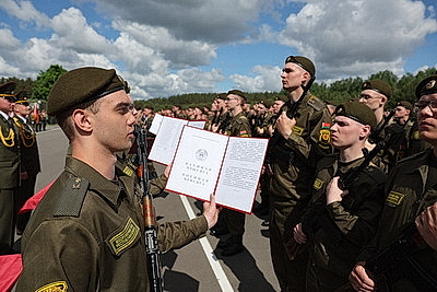 Лукашенко принял участие в церемонии приведения к военной присяге в Борисовском районе