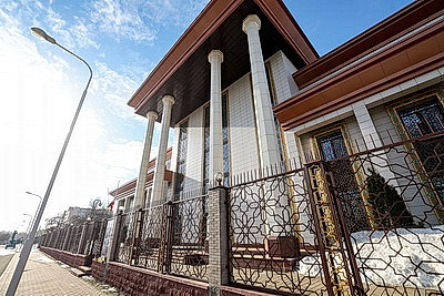 В книге соболезнований в посольстве Ирана в Беларуси продолжают оставлять записи