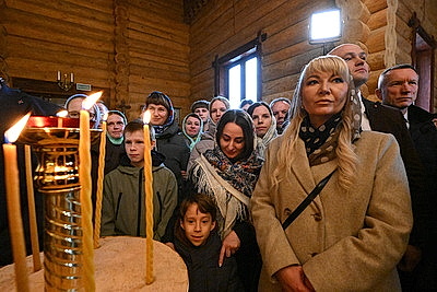 Лукашенко зажег пасхальную свечу в одном из деревенских храмов