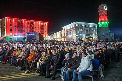 В регионах акция \"Споем \"День Победы\" вместе\" и фейерверк завершили празднование 9 Мая