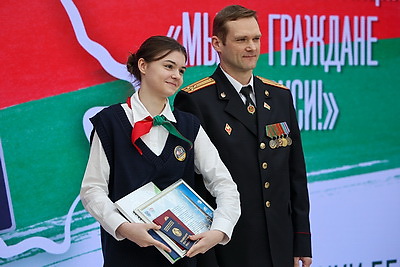 \"Важный день, который останется в памяти\". Столичным школьникам вручили паспорта в Минской ратуше